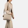 Burkely Soft Skylar törtfehér színű női bőr oldaltáska, crossbody
