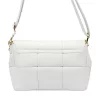 Camilla PREMIUM 10.011 fehér női bőr oldaltáska, láncos kézi fogóval 33 x 20 x 12 cm