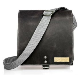   Blázek & Anni szürke pull-up férfi bőr oldaltáska 25 x 25 cm